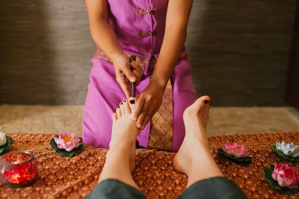 Žena, ktorá dostáva masáž Nuad Thai v kúpeľoch v Thajsku.