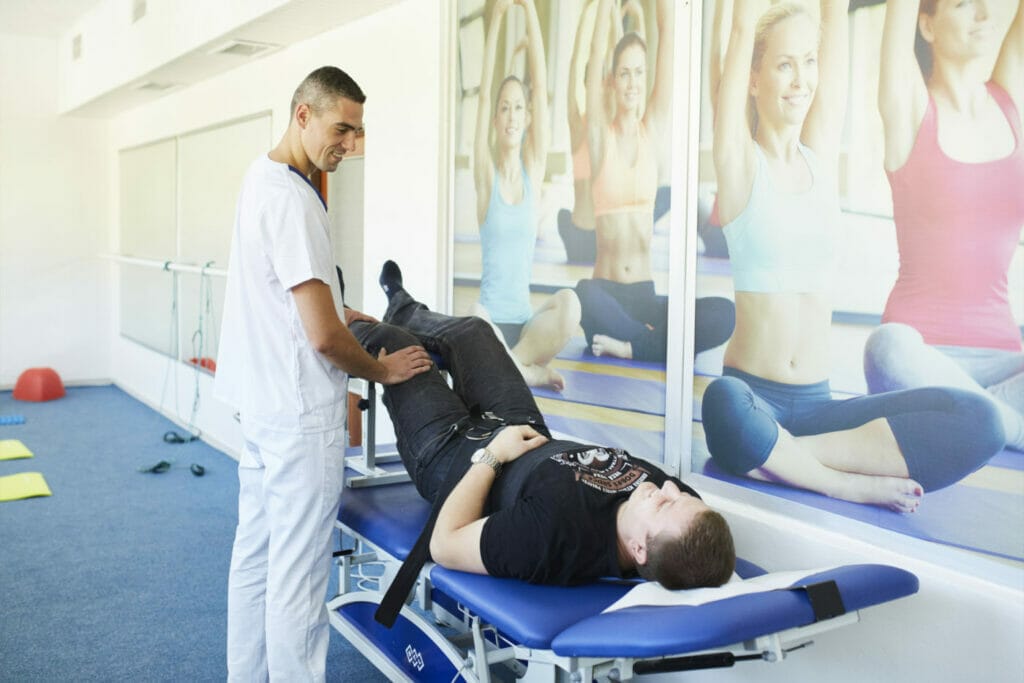 Muž sa lieči u telovýchovného lekára vo Fyziatricko-rehabilitačnom oddelení Procare vo Vranove nad Topľou.