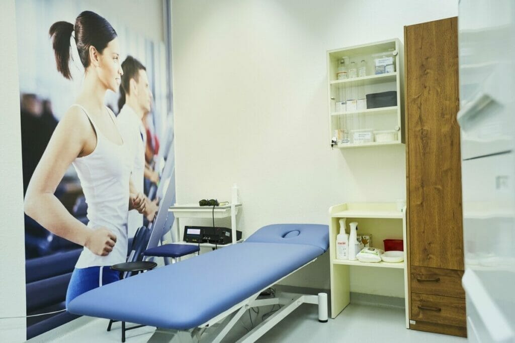 Lekárska izba s lôžkom a plagátom na Fyziatricko-rehabilitačnom pracovisku Procare vo Zvolene.