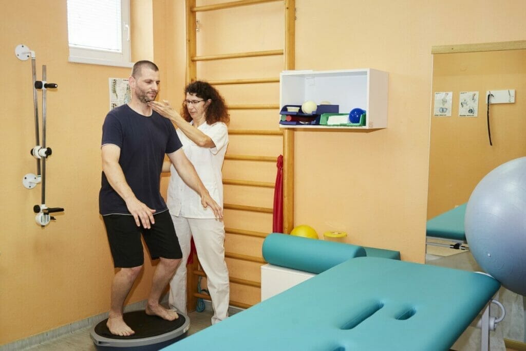Muž a žena na Fyziatricko-rehabilitačnom pracovisku Procare vo Zvolene stoja v miestnosti s masážnym stolom.