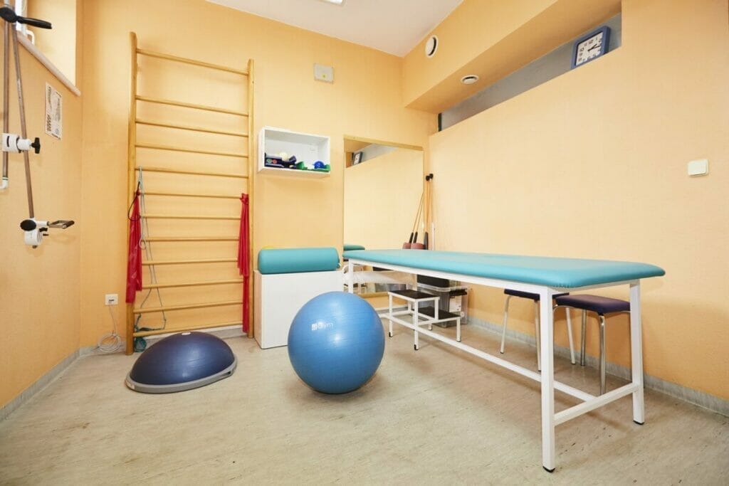 Miestnosť s cvičebným náradím a stolom na Fyziatricko-rehabilitačnom pracovisku Procare Zvolen.