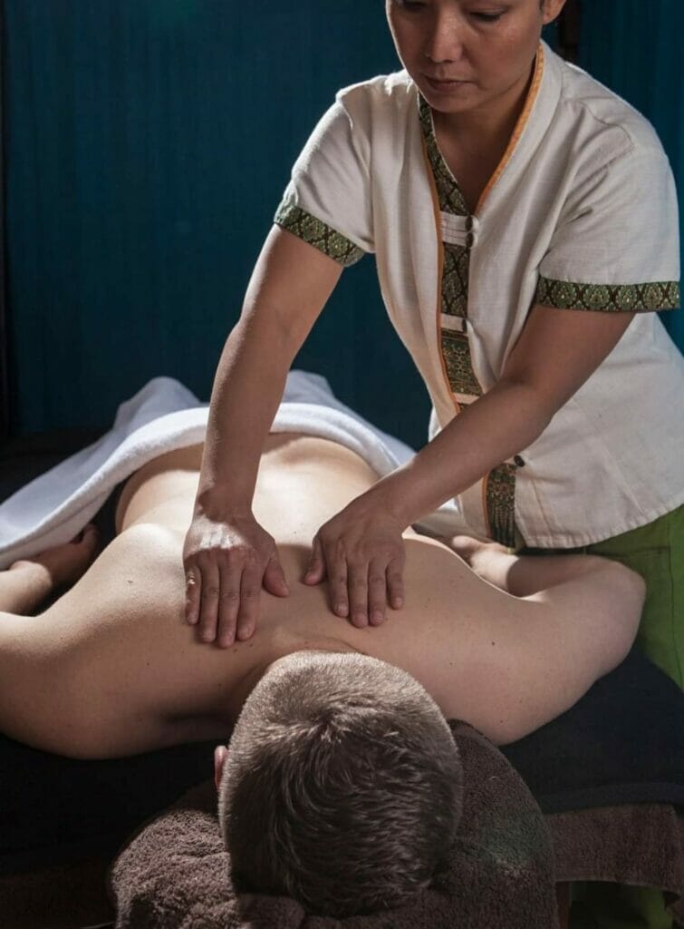 Muž na thajskej masáži v Rituálnych kúpeľoch vo Zvolene.