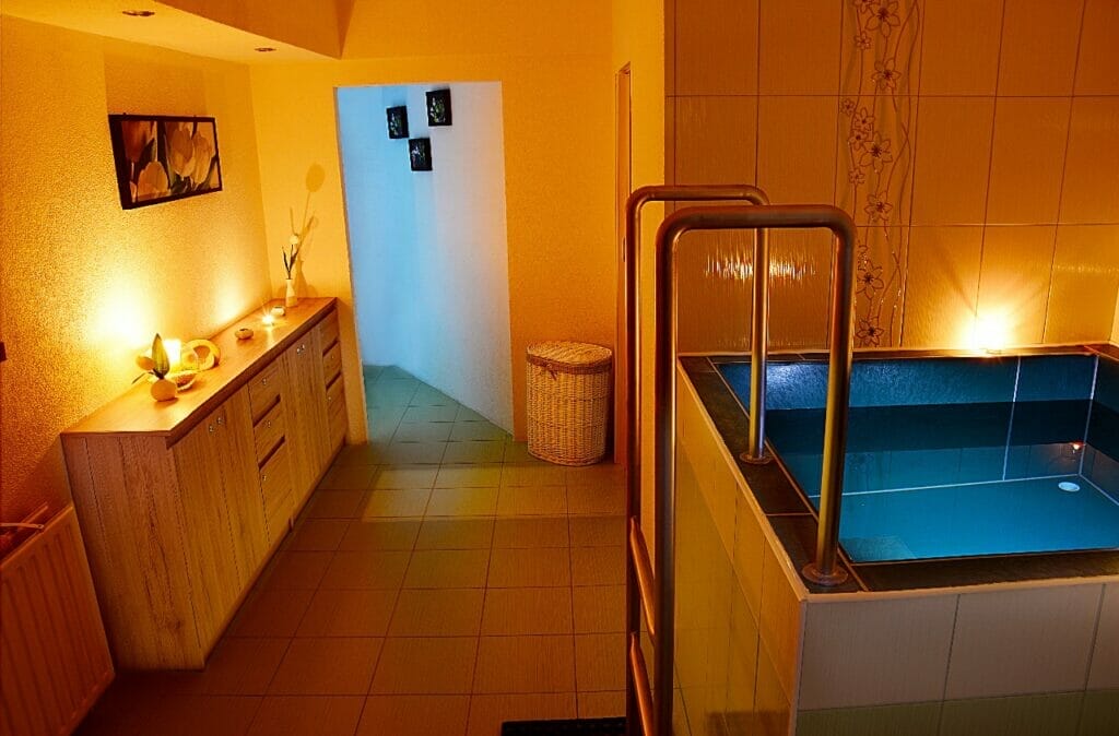 Relaxačná kúpeľňa s vaňou a zábradlím v Sauna centre v Poprade.
