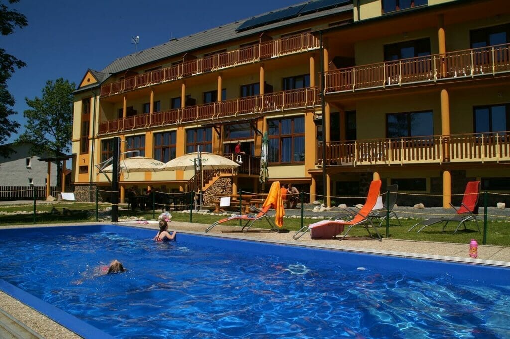Wellness centrum s bazénom pred hotelom Avalanche v Štôle.