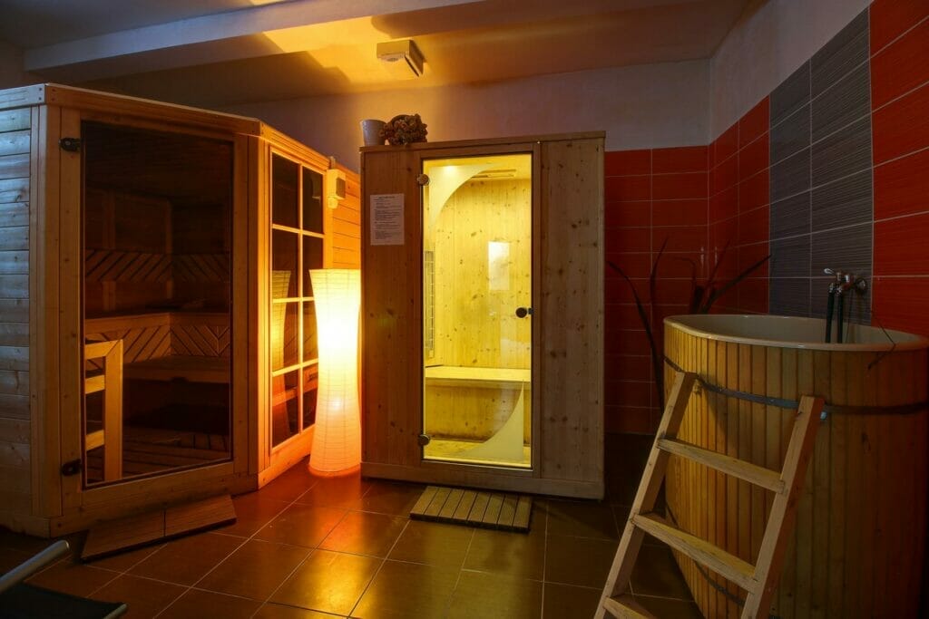 Drevená sauna vo wellness centre.
