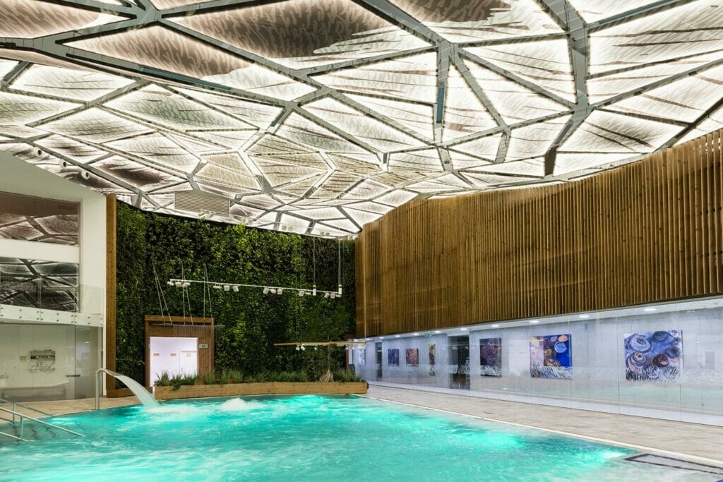 Wellness centrum s krytým bazénom v modernej budove.