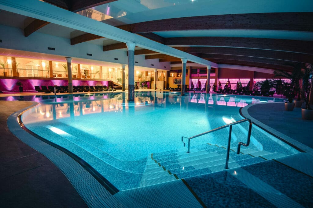 Wellness bazén v hoteli v noci.