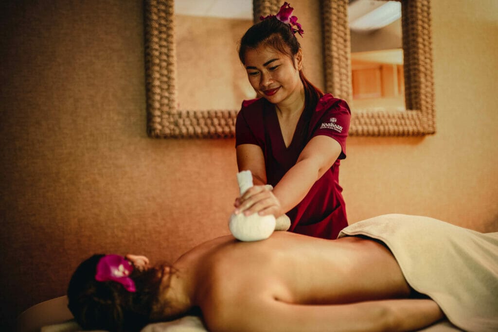 Žena, ktorá si dopraje relaxačnú masáž vo wellness.