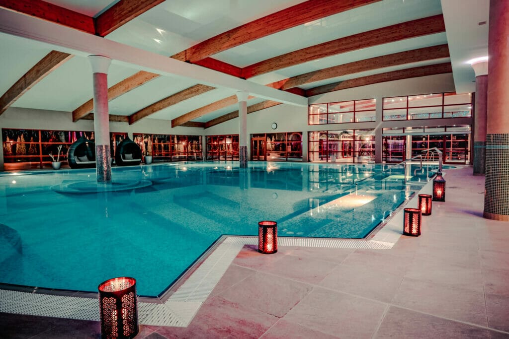 Veľký krytý bazén so sviečkami vo Wellness & SPA hotel Kaskady Sliač.