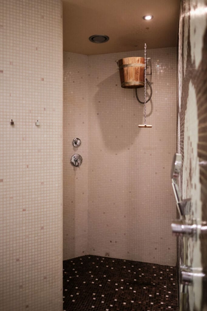 Popis jednou vetou: Wellness centrum so sprchou a vedrom v hoteli Turiec Martin.