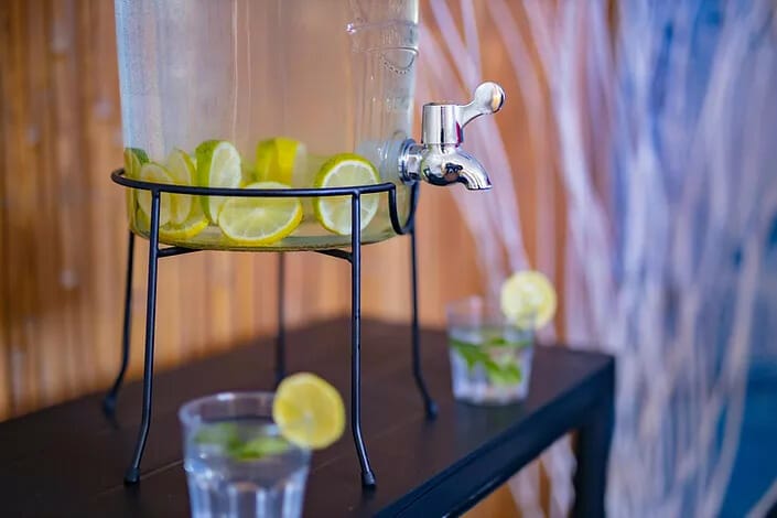Automat na vodu naplnený plátkami citróna a vodou v Regeneračno-relaxačnom centre Zvolen.