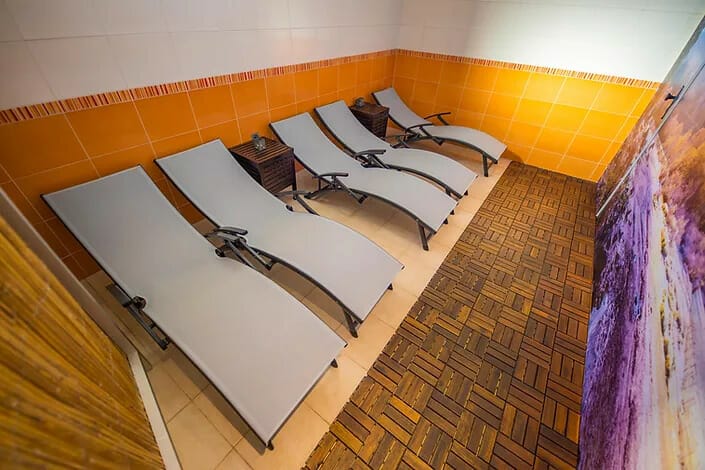 Rad oranžových lehátok v regeneračno-relaxačnom centre vo Zvolene.