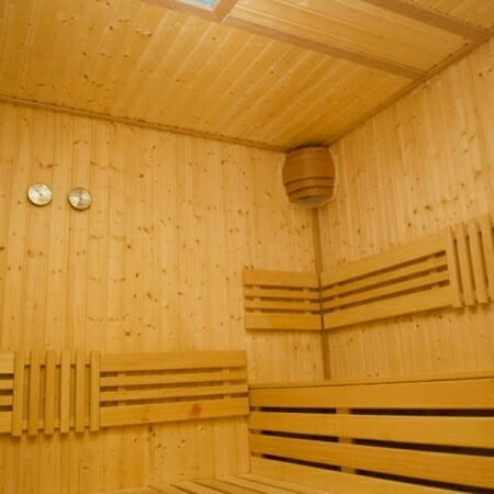 Wellness sauna s drevenými stenami v Sanatóriu Dr. Guhra Tatranská Polianka.