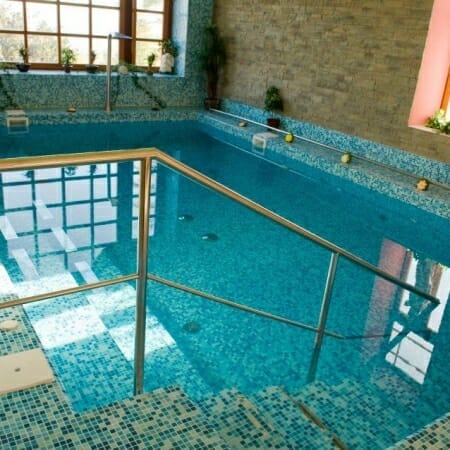Wellness bazén so zábradlím v Sanatóriu Dr. Guhra Tatranská Polianka.