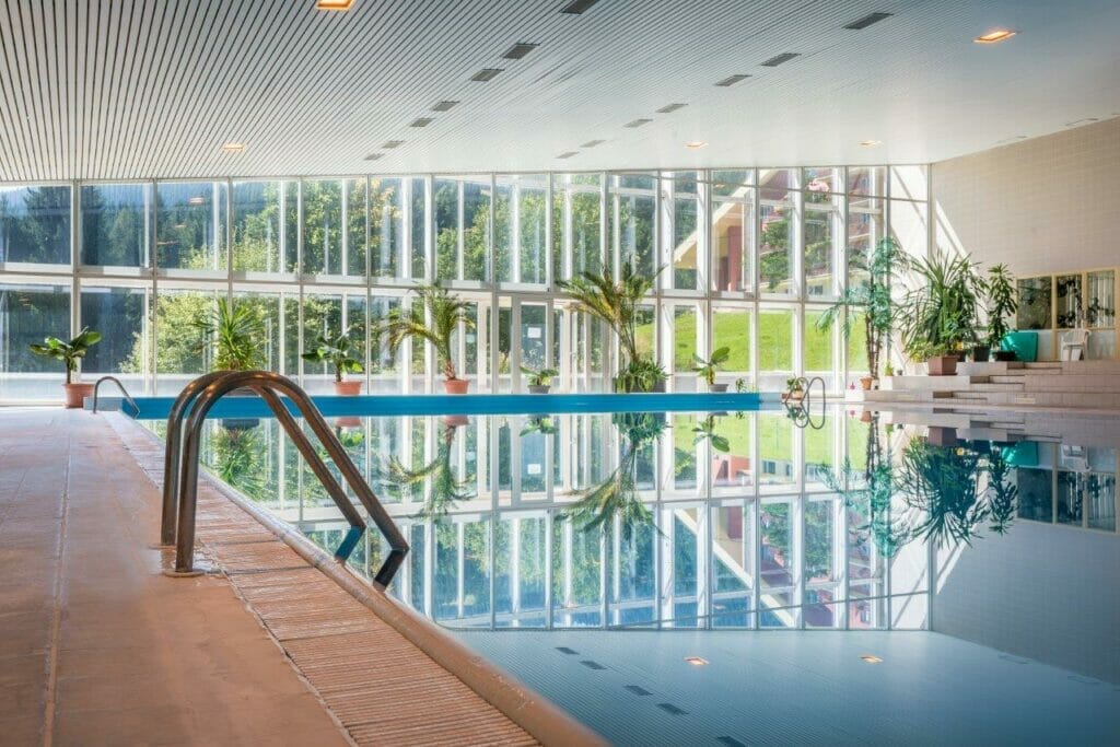 Wellness centrum v hoteli s krytým bazénom.
