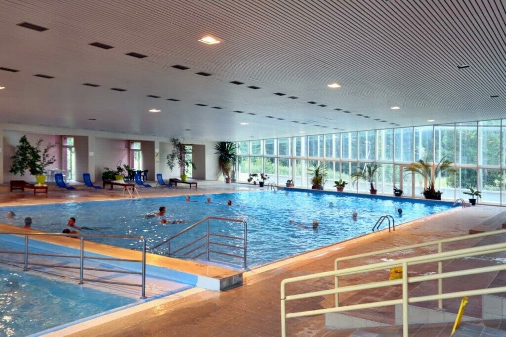 Veľký krytý bazén vo wellness centre v hoteli SOREA Máj Liptovský Ján.
