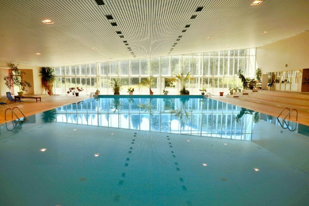 Veľký krytý bazén vo wellness centre.