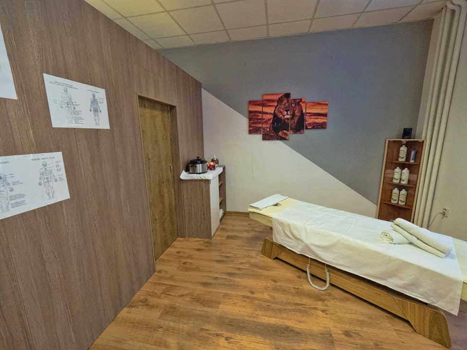 Miestnosť s masážnym stolom pre M Masáže v Liptovskom Mikuláši.