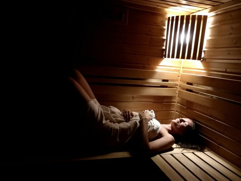 Žena relaxujúca v súkromnej saune na Ranči u Bobiho Nový Tekov.