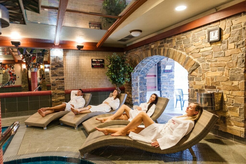 Skupina žien relaxujúcich vo wellness róbach v hoteli Áčko Ružomberok.