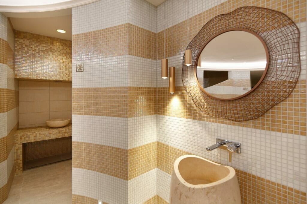 Wellness centrum v Hoteli Kultúra Ružomberok so sociálnym zariadením vrátane umývadla a zrkadla.