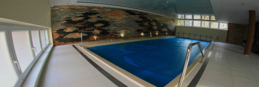 Wellness bazén v miestnosti s kamenným múrom v Penzióne Blesk Ružomberok.