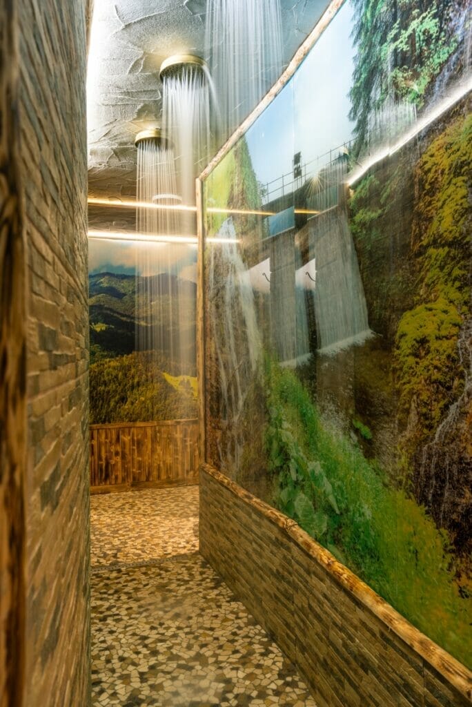 Wellness centrum v Ružomberku s chodbou s vodopádom.