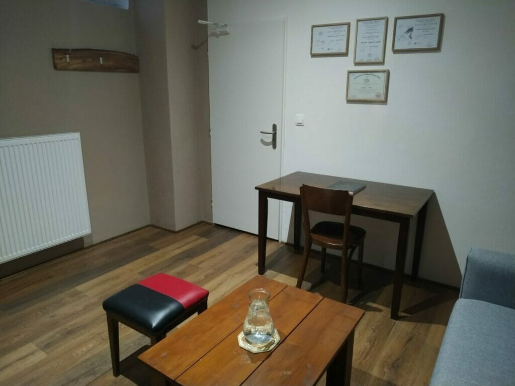 Masáže Andrej Miča - malá obývačka so stolom a stoličkami.