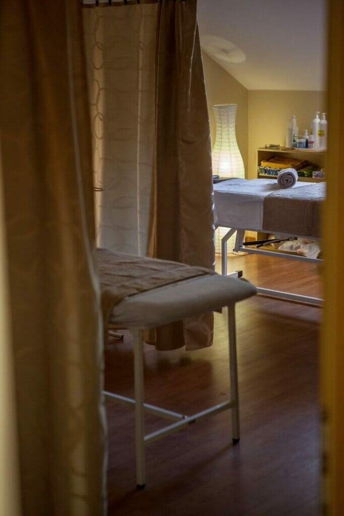 Relaxačný masážny salón so závesmi v Brezne.