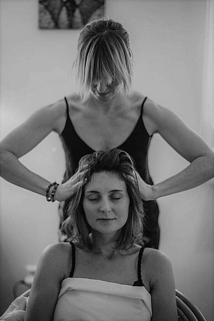 Žena si dáva masáž hlavy.