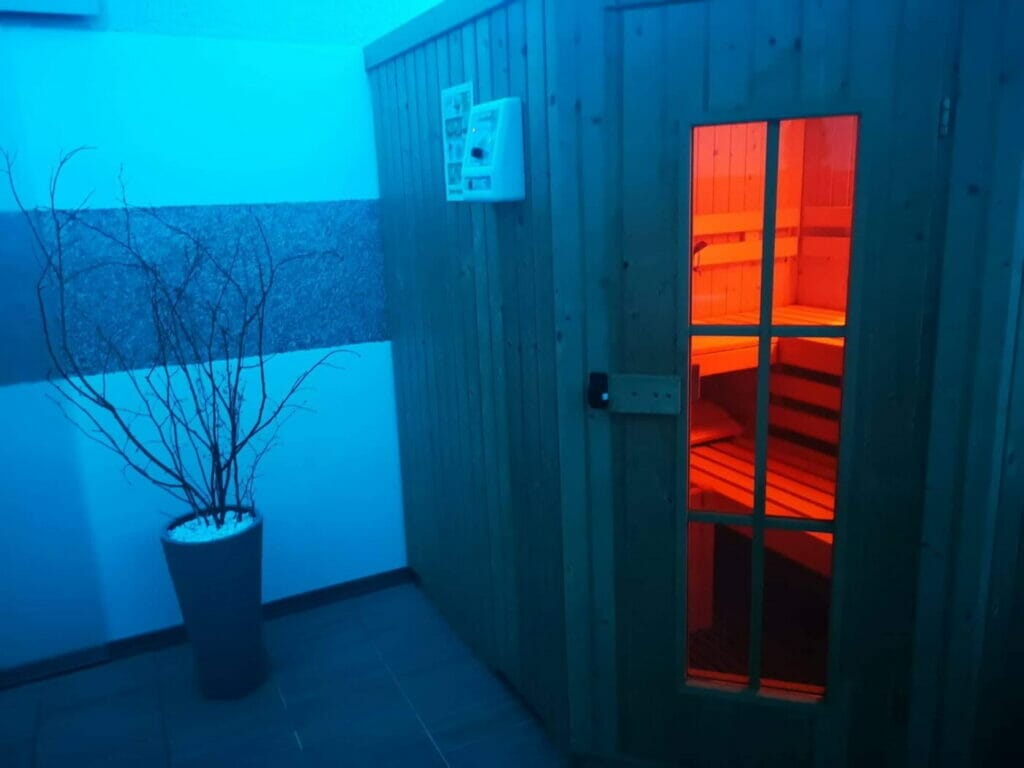 Wellness centrum so saunou s červeným svetlom.