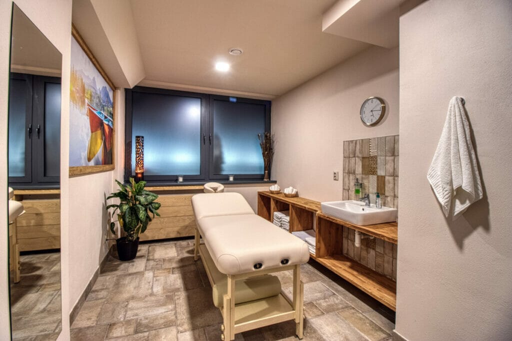 Wellness centrum v hoteli Familia Stará Ľubovňa vybavené masážnym stolom a umývadlom.