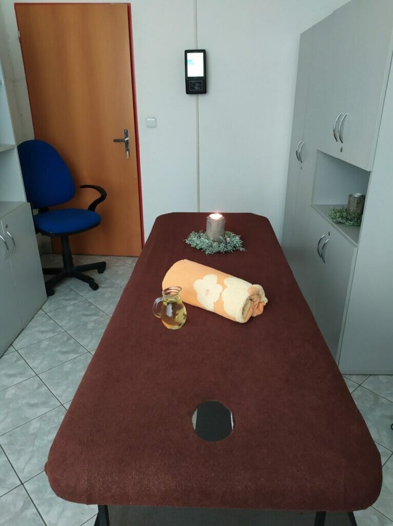 Masážny salón v Starej Ľubovni s masážnym stolom a kreslom.