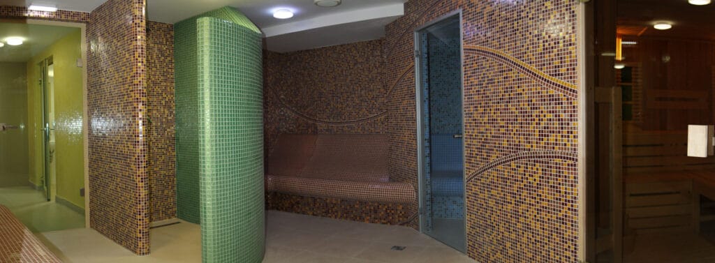 Wellness centrum s kachľovými stenami a sprchou v penzióne Begálka Sabinov.