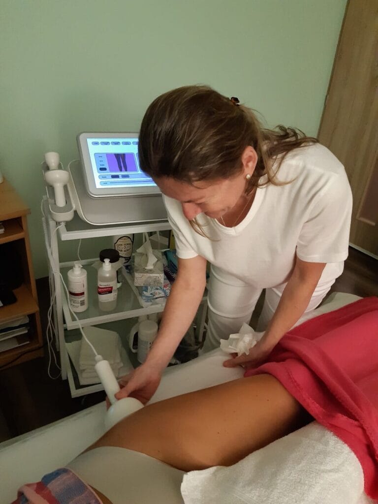 Žena používa ultrazvuk na ženskom tele v Masážnom salóne Slim Kežmarok.