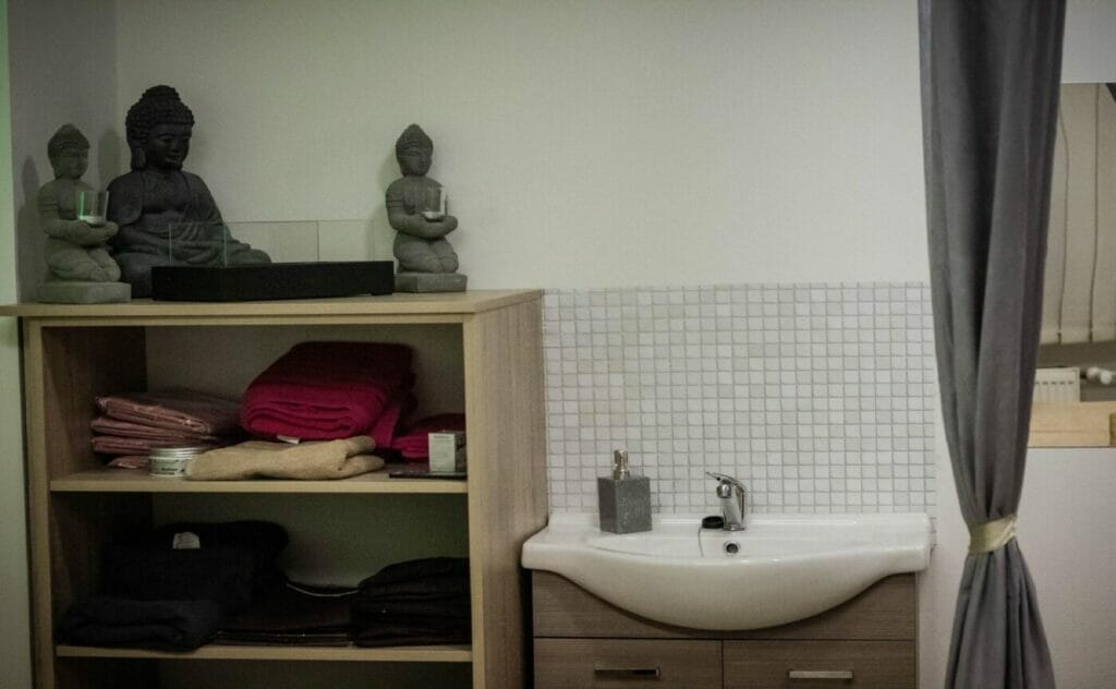Kúpeľňa s uterákmi a sochou Thaipacky.