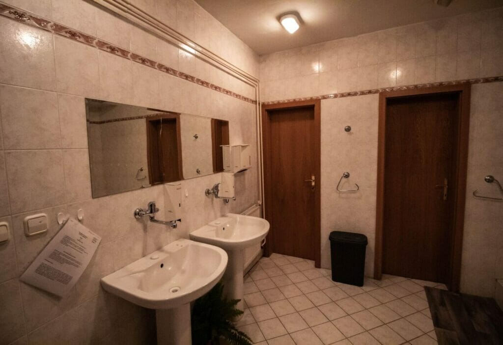 Kúpeľňa s dvomi umývadlami a zrkadlom.