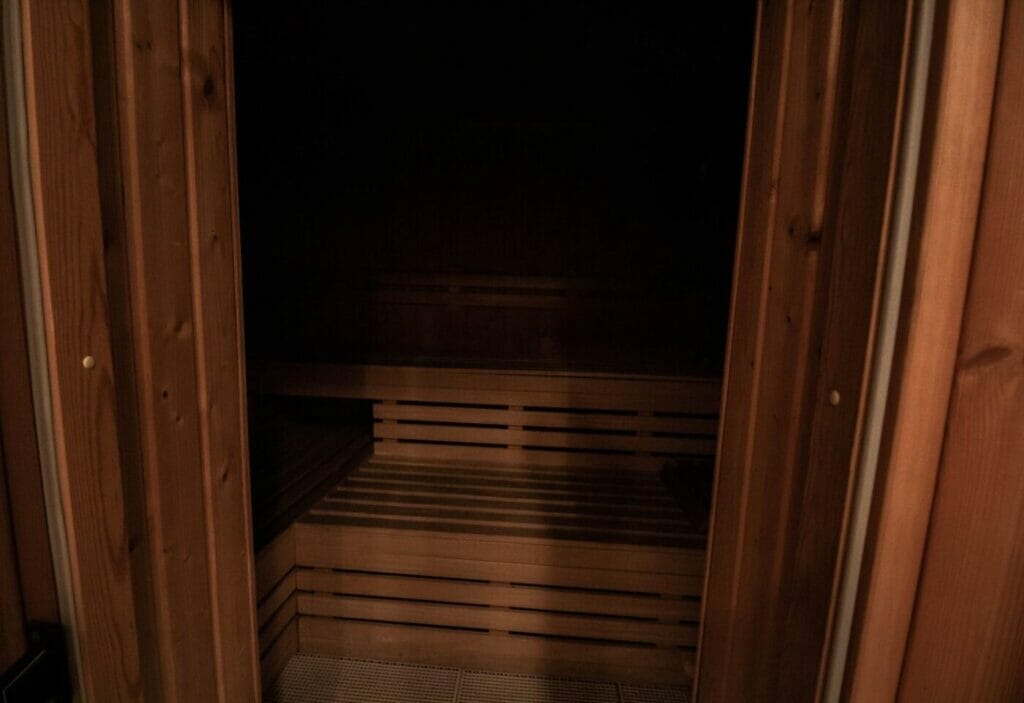 Drevená sauna s otvorenými dverami s ponukou thajských masáží.