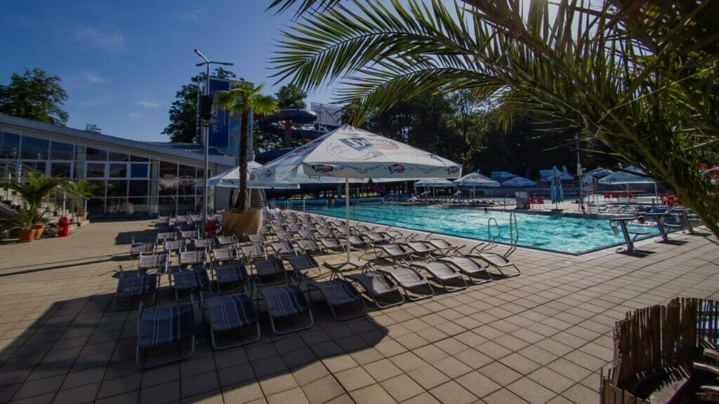Luxusný aquapark v Turčianskych Tepliciach s množstvom bazénov obklopených útulnými ležadlami a tienenými slnečníkmi.