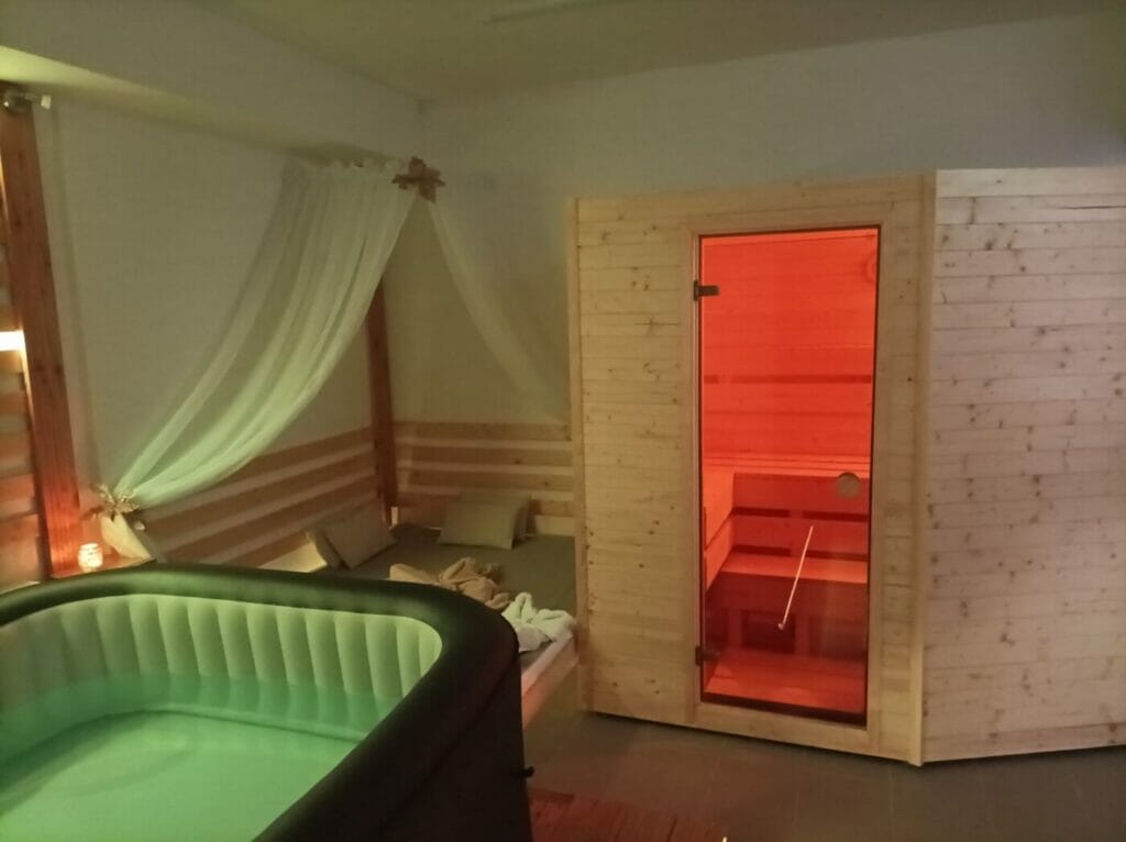 Privátne wellness centrum Armonia Svit ponúka miestnosť so saunou a vírivkou.